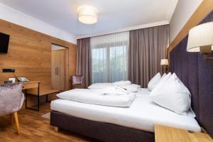 A bed or beds in a room at Hotel Sonnegg