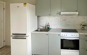 Kuchyň nebo kuchyňský kout v ubytování 1 Bedroom Nice Apartment In Vanse