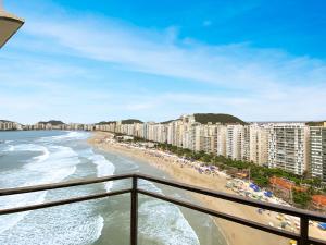 une vue sur la plage depuis le balcon d'un condo dans l'établissement Vista incrível Beira-Mar Espaçoso 4 Qts AC, à Guarujá 20 autres photos