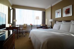 Uma TV ou centro de entretenimento em Warsaw Presidential Hotel