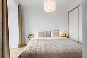 1 dormitorio con cama y lámpara de araña en Best view in Denmark from 40th floor en Aarhus