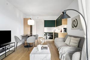 uma sala de estar com um sofá e uma sala de jantar em Best view in Denmark from 40th floor em Arhus