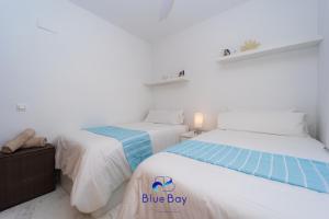 Dos camas una al lado de la otra en una habitación. en Penthouse La Roca, en La Herradura 57 fotos más