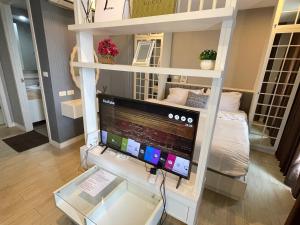 a computer sitting on a shelf in a room at The Patio bangsaen miracle Seaview in Ban Bang Saen (1)