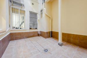 an empty room with a window and a tiled floor at Modern Design Apt para 7 en Cortes-Museo del Prado in Madrid