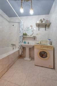 a bathroom with a toilet and a sink and a washing machine at YourHouse A Casa Dos Cregos in Fonteita