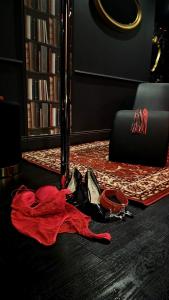 een rood shirt op de vloer in een kamer bij O' Plaisirs Interdits - Loveroom in Caen