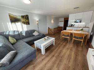 un soggiorno con divano e tavolo di Apartment Lula inklusive Schwimmbad und Sauna by Interhome a Sankt Englmar
