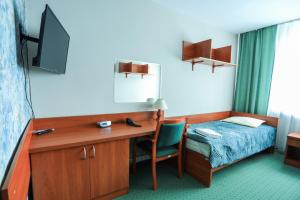 Televízia a/alebo spoločenská miestnosť v ubytovaní Hotel Krakowiak