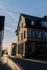 un bâtiment situé sur le côté d'une rue dans l'établissement Gemütliches Haus mit 2 Zimmern, à Vallendar