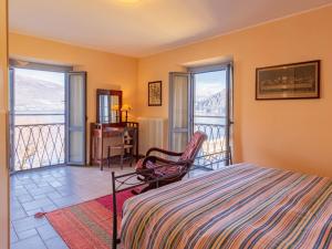 ein Schlafzimmer mit einem Bett und einem Balkon in der Unterkunft Apartment La Terrazza sul Borgo by Interhome in Bellano