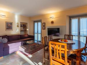 ein Wohnzimmer mit einem Tisch und einem Sofa in der Unterkunft Apartment La Terrazza sul Borgo by Interhome in Bellano