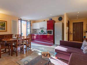 ein Wohnzimmer und eine Küche mit einem Sofa und einem Tisch in der Unterkunft Apartment La Terrazza sul Borgo by Interhome in Bellano