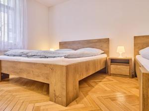 - une chambre avec un grand lit en bois dans l'établissement Studio Villa Belvedere-8 by Interhome, à Janské Lázně