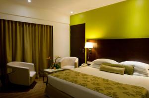 Postel nebo postele na pokoji v ubytování Ramee Grand Hotel and Spa, Pune