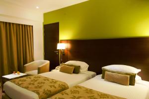 Postel nebo postele na pokoji v ubytování Ramee Grand Hotel and Spa, Pune