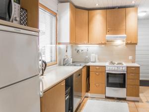 Kuchyň nebo kuchyňský kout v ubytování Holiday Home Ruska by Interhome