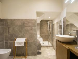 uma casa de banho com um lavatório, um WC e uma banheira em Apartment Il Giardino di Lucia by Interhome em San Miniato