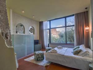 um quarto com uma cama e uma grande janela em Apartment Il Giardino di Lucia by Interhome em San Miniato