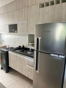 卡魯阿魯的住宿－Apartamento 108，厨房配有不锈钢冰箱和炉灶。