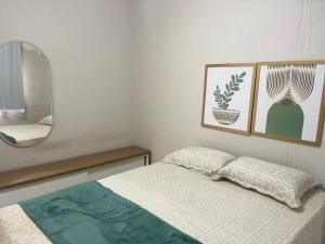 卡魯阿魯的住宿－Apartamento 108，一间卧室配有一张床和镜子