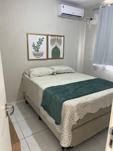 卡魯阿魯的住宿－Apartamento 108，一间卧室配有一张带绿毯的床