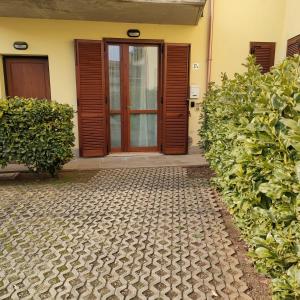 uma porta da frente de uma casa com plantas em House IL CORALLO em Castrezatto