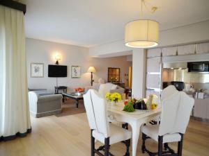 kuchnia i salon ze stołem i krzesłami w obiekcie Apartment Fonteliving-4 by Interhome w mieście San Casciano dei Bagni