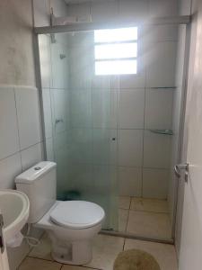 卡魯阿魯的住宿－Apartamento 108，一间带卫生间和玻璃淋浴间的浴室