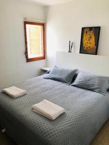 ein Schlafzimmer mit einem Bett mit zwei Handtüchern darauf in der Unterkunft Hermosa y Amplia Casa Familiar en Alta Gracia in Alta Gracia