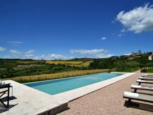una piscina con sillas y vistas al campo en Apartment Fonteliving-7 by Interhome, en San Casciano dei Bagni