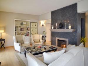 sala de estar con sofá blanco y chimenea en Apartment Fonteliving-7 by Interhome, en San Casciano dei Bagni