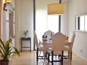 comedor con mesa y sillas blancas en Apartment Fonteliving-7 by Interhome, en San Casciano dei Bagni