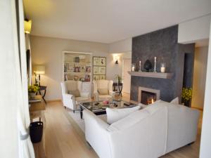 sala de estar con sofá blanco y chimenea en Apartment Fonteliving-7 by Interhome, en San Casciano dei Bagni