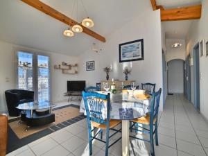 Un comedor y una sala de estar con mesa y sillas. en Holiday Home Le Pêcheur by Interhome, en Saint-Pierre-dʼOléron