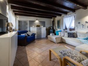 Holiday Home Da Norma by Interhome في San Martino di Terzo: غرفة معيشة مع كنب ومطبخ