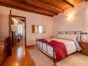 - une chambre avec un grand lit et un plafond en bois dans l'établissement Holiday Home Da Norma by Interhome, à San Martino di Terzo