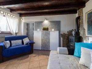 een woonkamer met een bank en een aanrecht bij Holiday Home Da Norma by Interhome in San Martino di Terzo