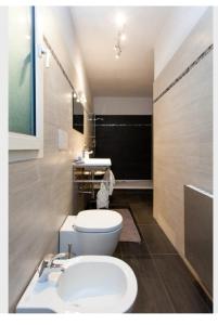 ヴェネツィアにあるDorsoduro Houseのバスルーム(トイレ、洗面台付)