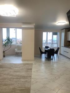 Televízia a/alebo spoločenská miestnosť v ubytovaní River Apartments