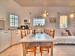Kuchyň nebo kuchyňský kout v ubytování Holiday Home Douce Alouette by Interhome