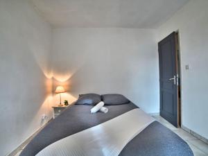 1 dormitorio con 1 cama grande y 2 almohadas en Holiday Home Montcalm by Interhome, en Saint-Pierre-dʼOléron