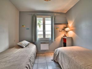 1 dormitorio con 2 camas y ventana en Holiday Home Montcalm by Interhome, en Saint-Pierre-dʼOléron