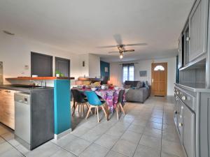 cocina y sala de estar con mesa y sillas en Holiday Home Montcalm by Interhome, en Saint-Pierre-dʼOléron