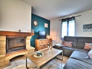 sala de estar con sofá y chimenea en Holiday Home Montcalm by Interhome, en Saint-Pierre-dʼOléron