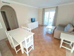 イスラ・カネラにあるURBANIZACIÓN SAN BRUNO II 2 DORM EN 1º PLANTAのテーブルとソファのあるリビングルーム