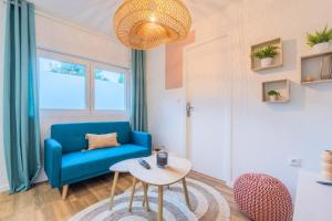 a living room with a blue couch and a table at 1 bedroom apartment near tram, CHR + parking in Roubaix