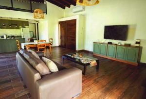 una sala de estar con un sofá y una mesa en Casa Encanto Uco, en Tunuyán