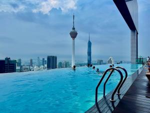 uma piscina no telhado de um edifício com vista para a cidade em Platinum Suites KLCC by Classy em Kuala Lumpur