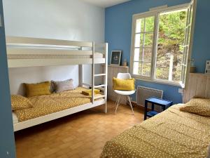 Ένα ή περισσότερα κρεβάτια σε δωμάτιο στο Holiday Home La Villa les Dunes by Interhome